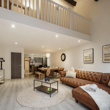 Exclusive Penthouse- 85 Inch Huge Tv * Bradford (West Yorkshire)