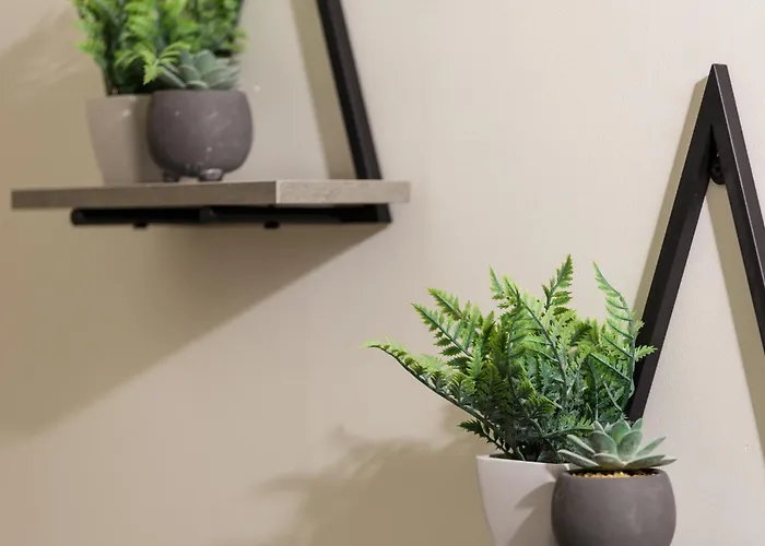 Exclusive Penthouse- 85 Inch Huge Tv * برادفورد