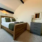 Refurbished May 2026 - Exclusive Penthouse 85 Inch Huge Tv Apartment