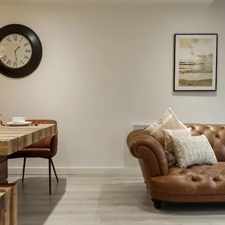 Apartment Refurbished May 2026 - Exclusive Penthouse 85 Inch Huge Tv *