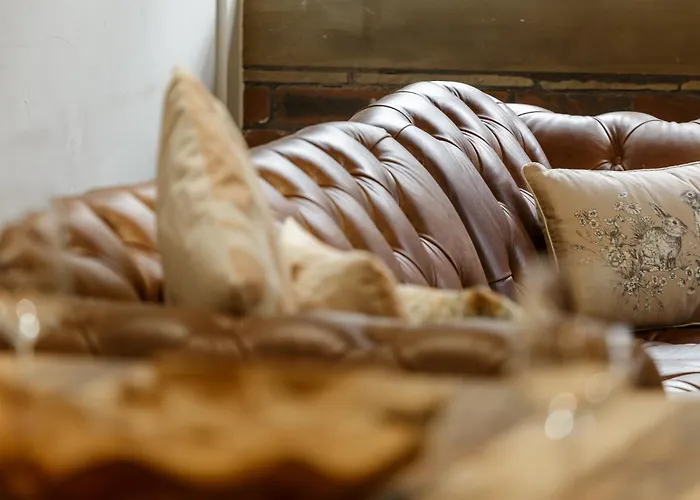 Exclusive Penthouse- 85 Inch Huge Tv * Bradford (West Yorkshire)