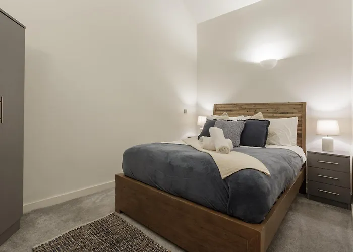 Exclusive Penthouse- 85 Inch Huge Tv Apartment Bradford (West Yorkshire)