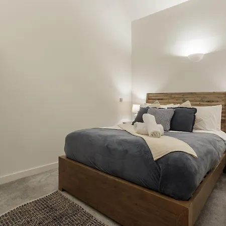 Refurbished 2026 - Exclusive Penthouse 85 Inch Huge Tv Διαμέρισμα Μπράντφορντ